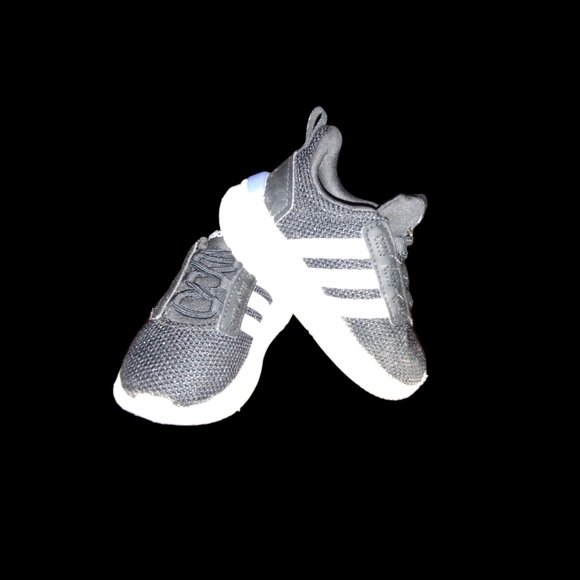 ♥️ 💙 Unisex Adidas Racer TR21 Toddler Size 5 Black & White running shoes - Picture 2 of 7